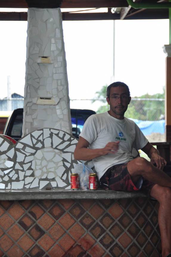 Com a ajuda de uma cerveja gelada, esperando a lancha entre Almirante, na costa norte do Panamá, e o arquipélago de Bocas del Toro